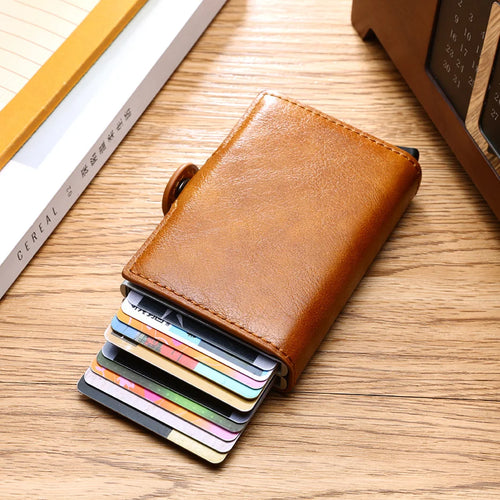 Porte-cartes Alizé cognac sur un bureau en bois